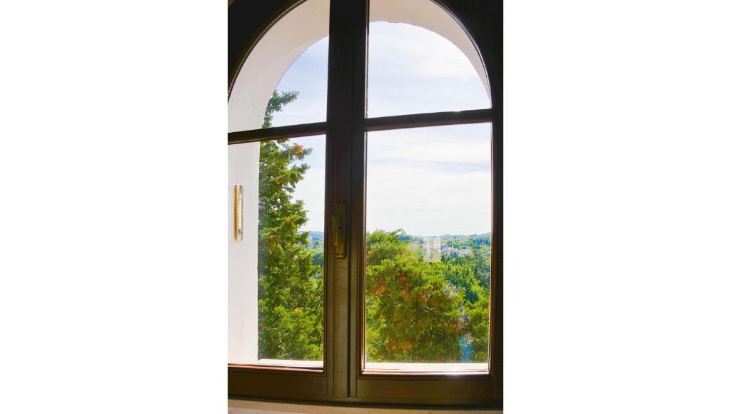 een open deur met een raam met uitzicht bij Residenza il Poggione in Fauglia