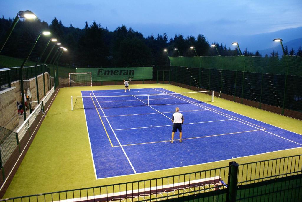 Tennis ja/või seinatennis majutusasutuses Hotel Emeran või selle läheduses