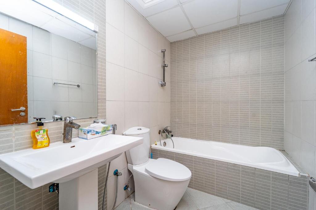 Vannituba majutusasutuses Luxury 2 bedroom next to beach with swimming pool gym and kids play area