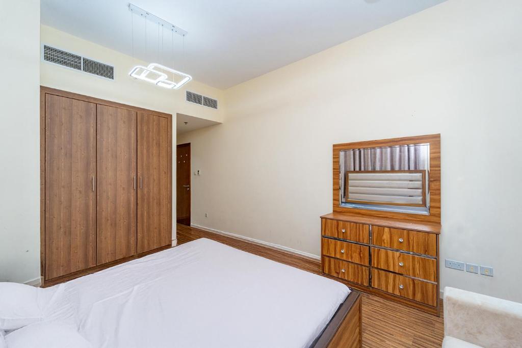 Voodi või voodid majutusasutuse Luxury 2 bedroom next to beach with swimming pool gym and kids play area toas