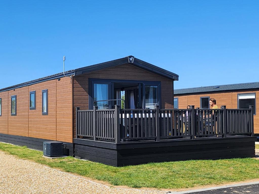 Casa móvil con porche y terraza en Wave Whisperers - Hayling Island, en South Hayling