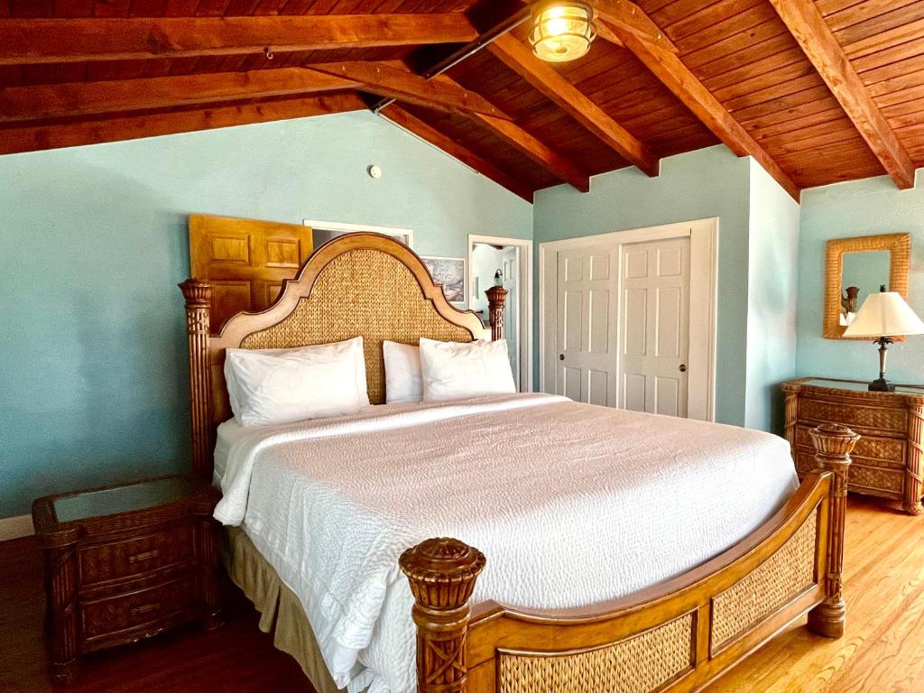 una camera da letto con un letto grande e un soffitto in legno di The Pelican Key Largo Cottages a Key Largo