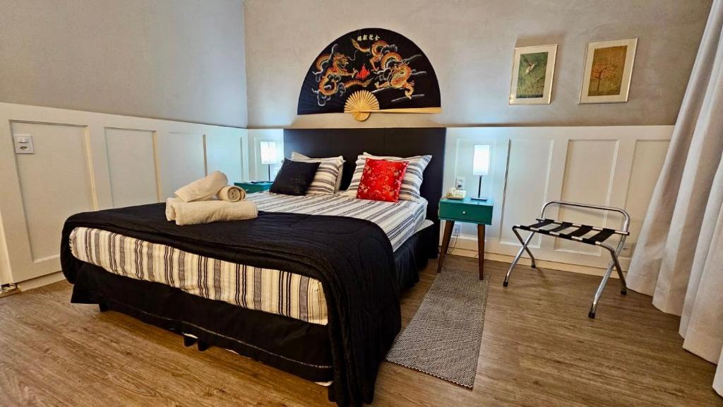 a bedroom with a large bed with red pillows at Lindo Studio com Jacuzzi e sacada a 50m Av Paulista in Sao Paulo
