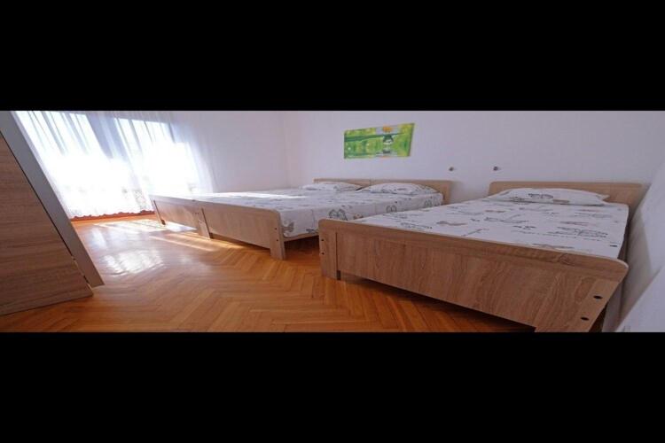 Giường trong phòng chung tại Apartment Stella - Three Bedroom Apartment with Balcony