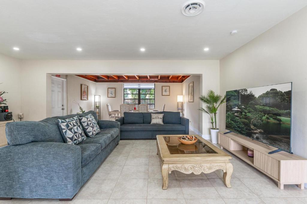 ハリウッドにあるGolden Welcomeの青いソファとテーブルのあるリビングルーム