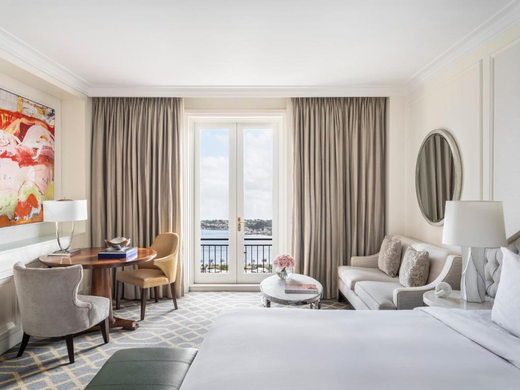 Postel nebo postele na pokoji v ubytování The Langham Sydney