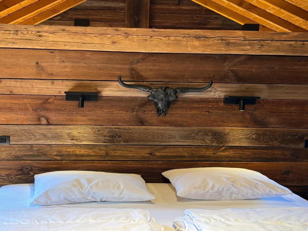 Postel nebo postele na pokoji v ubytování Chalet in Ovifat near Ski Slopes