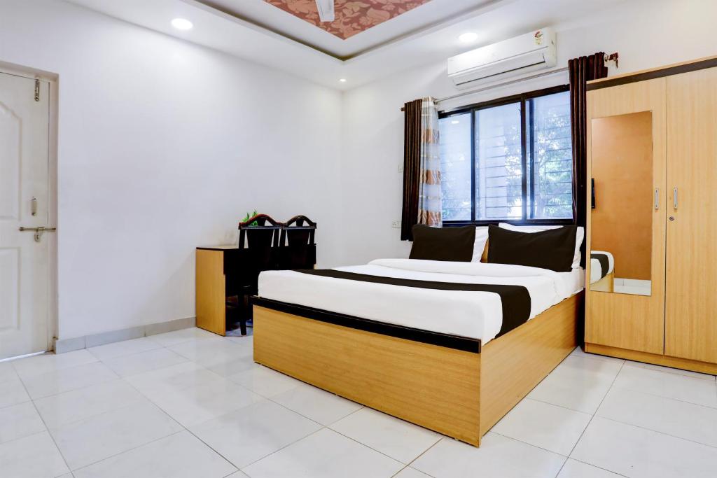 Postel nebo postele na pokoji v ubytování Hotel O GREEN PALMS