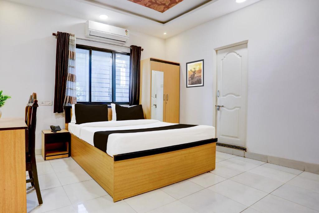 Postel nebo postele na pokoji v ubytování Hotel O GREEN PALMS