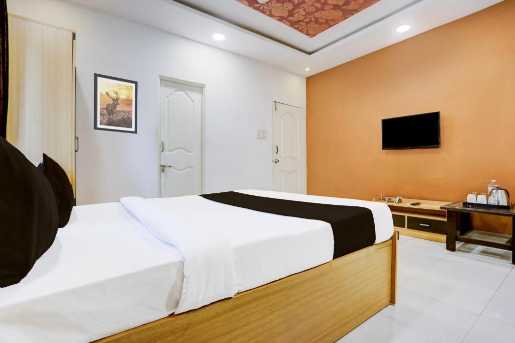 Postel nebo postele na pokoji v ubytování Hotel O GREEN PALMS