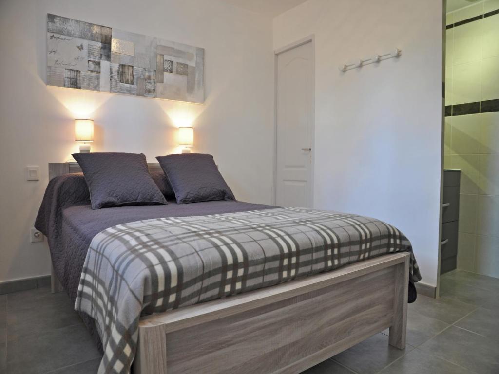 une chambre avec un lit avec deux oreillers dans l'établissement Villa in Saint-Victor near Water Sports Lake, cleaning included, à Saint-Victor-de-Malcap