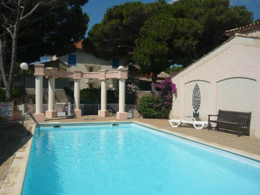 une piscine devant une maison dans l'établissement Villa in Sainte-Maxime near La Nartelle Beach, cleaning included, à La Nartelle