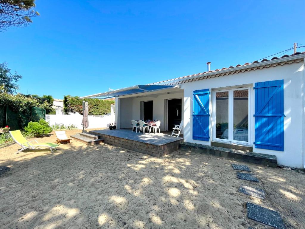 Cette petite maison blanche dispose d'une terrasse couverte. dans l'établissement Maison familiale 3 chambres avec jardin, terrasse en bois, proche de la mer et des sentiers. - FR-1-231-313, à Bretignolles-sur-Mer