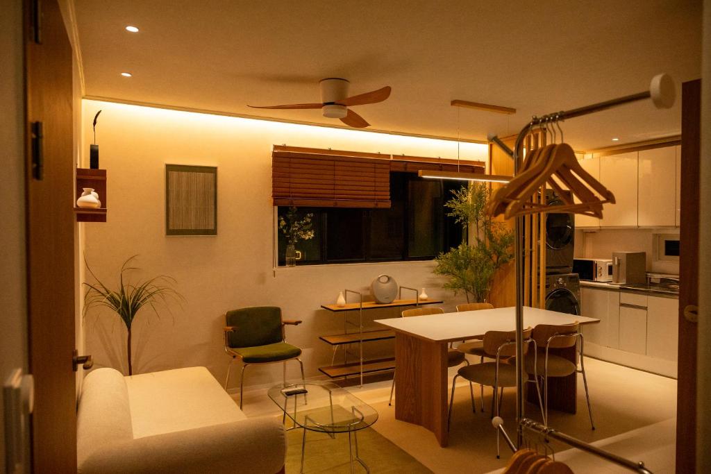 eine Küche und ein Wohnzimmer mit einem Deckenventilator in der Unterkunft Stay Hanyang - Foreigner only in Seoul