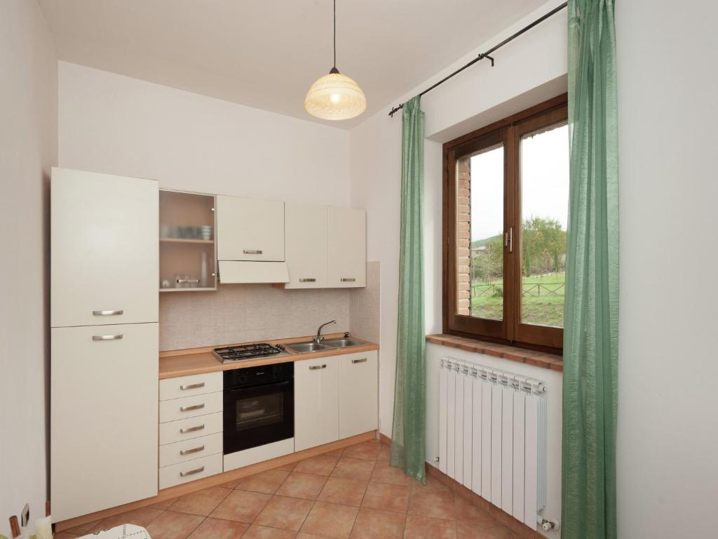 Kuchnia lub aneks kuchenny w obiekcie Stunning Farmhouse in Passignano with Pool
