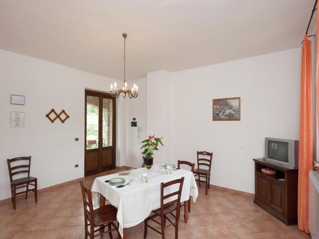 Telewizja i/lub zestaw kina domowego w obiekcie Stunning Farmhouse in Passignano with Pool