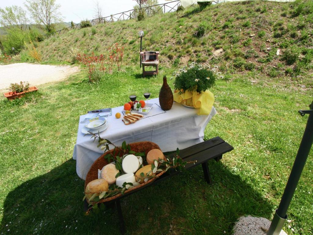 Ogród w obiekcie Stunning Farmhouse in Passignano with Pool