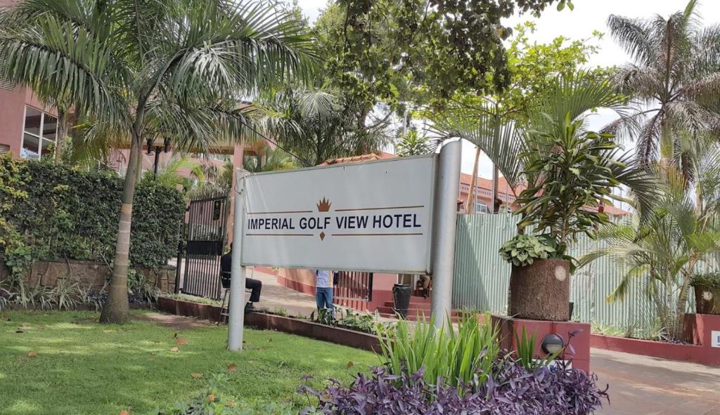 um sinal para um hospital muito novo em Imperial Golf View Hotel em Entebbe