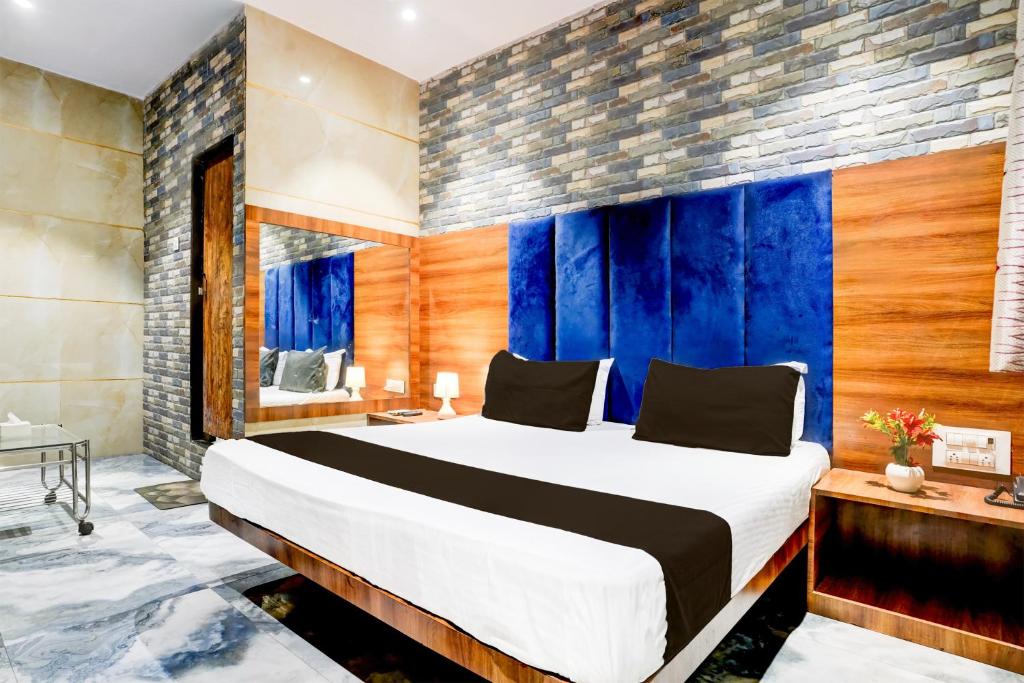 Voodi või voodid majutusasutuse Hotel O Shiv Sai Residency Lodging & Boarding toas