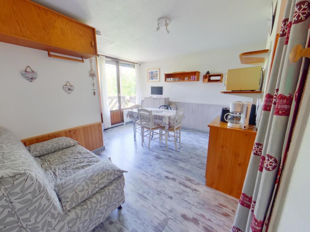 Kuchyň nebo kuchyňský kout v ubytování Studio lumineux avec loggia et parking aux Rousses - FR-1-834-3