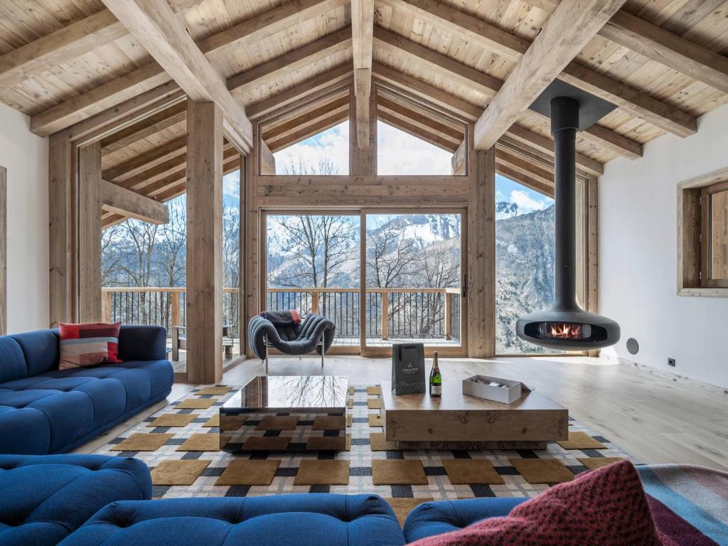 un salon avec un canapé bleu et une cheminée dans l'établissement Chalet moderne à Villarabout - 12 pers, 260m², sauna, salle de cinéma - FR-1-570-68, à Béranger