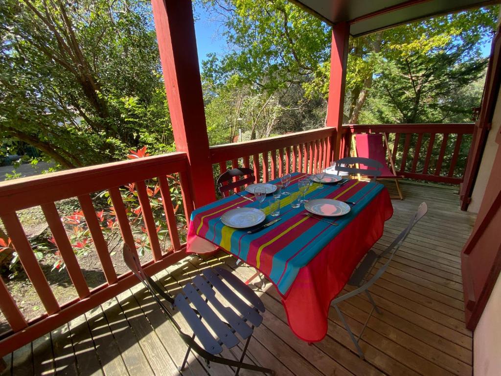 - une table sur la terrasse couverte dans l'établissement Appartement T2 verdoyant avec parking privatif - FR-1-374-238, à Arcachon