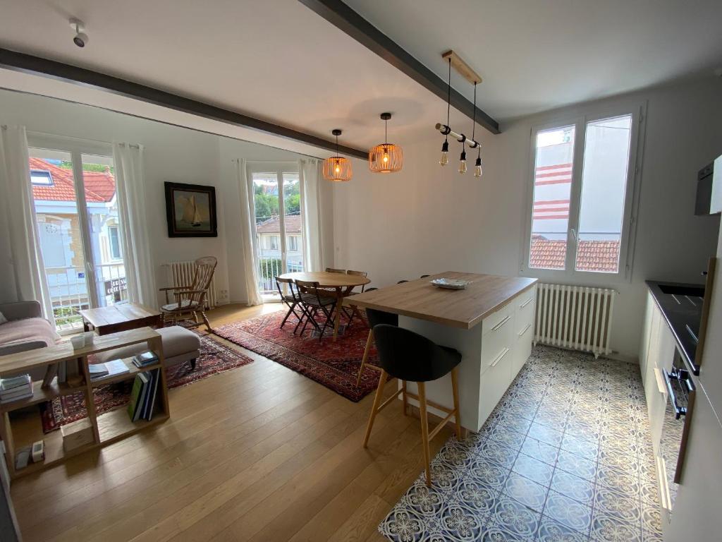 une cuisine et un salon avec une table et des chaises dans l'établissement Duplex T3 rénové avec balcon, près de la plage - FR-1-374-239, à Arcachon