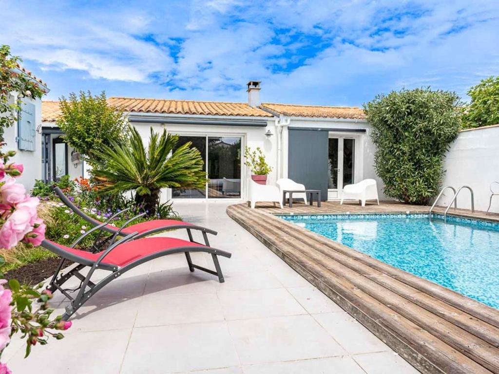 Photo de la galerie de l'établissement Maison pour 7 personnes avec piscine et parkings à La Couarde-sur-Mer - FR-1-835-27, à La Couarde-sur-Mer