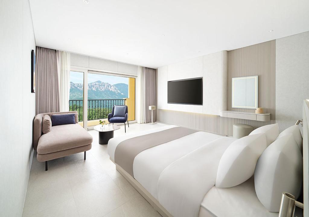 Postel nebo postele na pokoji v ubytování Hanwha Resort Seorak Sorano