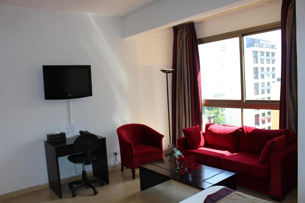 TV a/nebo společenská místnost v ubytování Bliss 3000 Furnished Studios
