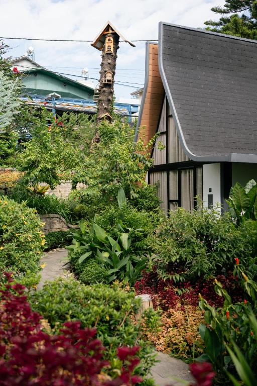 Vườn quanh Bach Place Dalat
