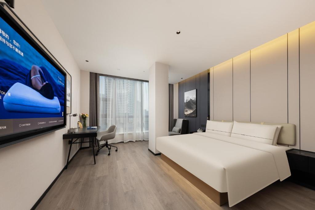 TV a/nebo společenská místnost v ubytování Atour Hotel Baofeng Road Tongji Medical College