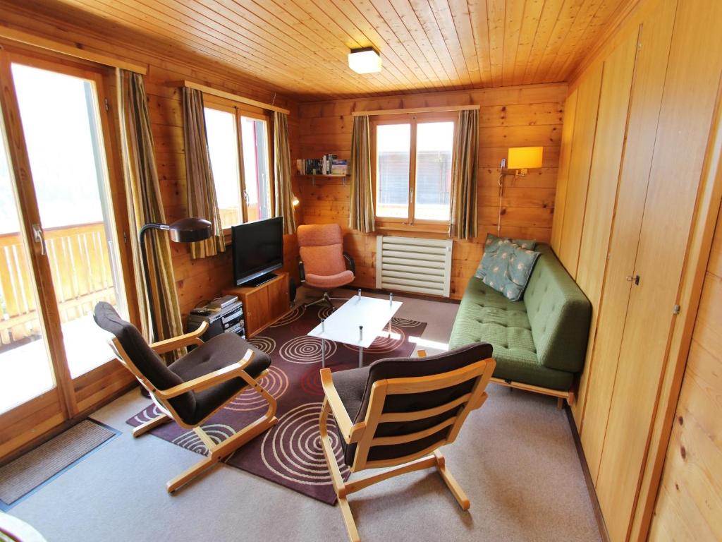 TV a/nebo společenská místnost v ubytování Chalet in Wiler near Ski Lift & Views, cleaning included