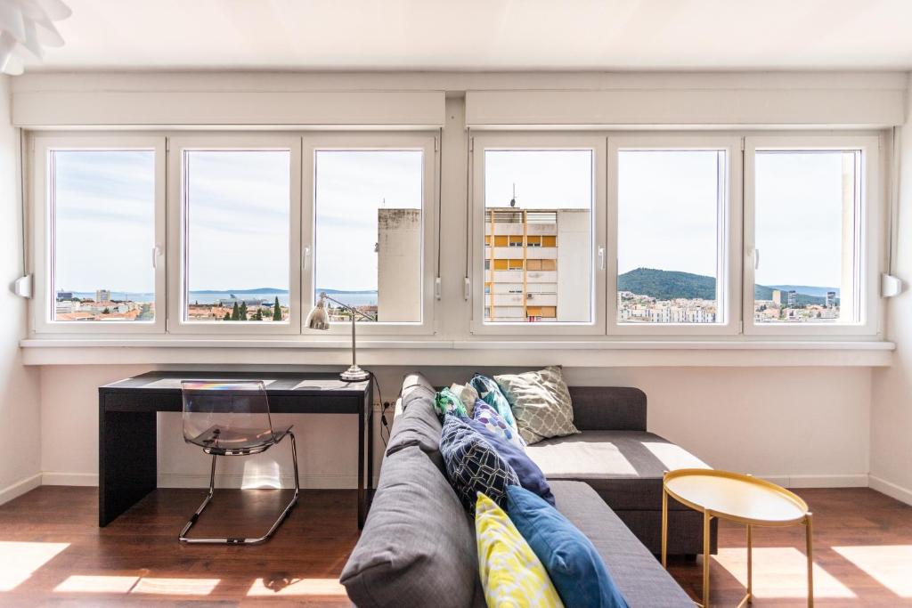 Comfortable apt with great city and sea view