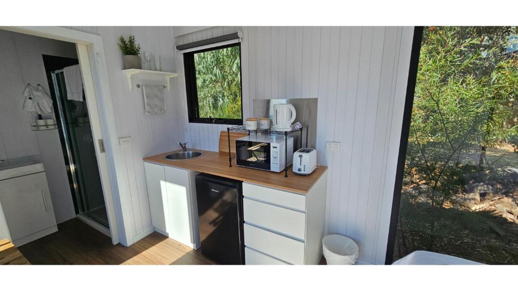 Kuchyň nebo kuchyňský kout v ubytování Halls Haven Tiny House 1 by Tiny Away