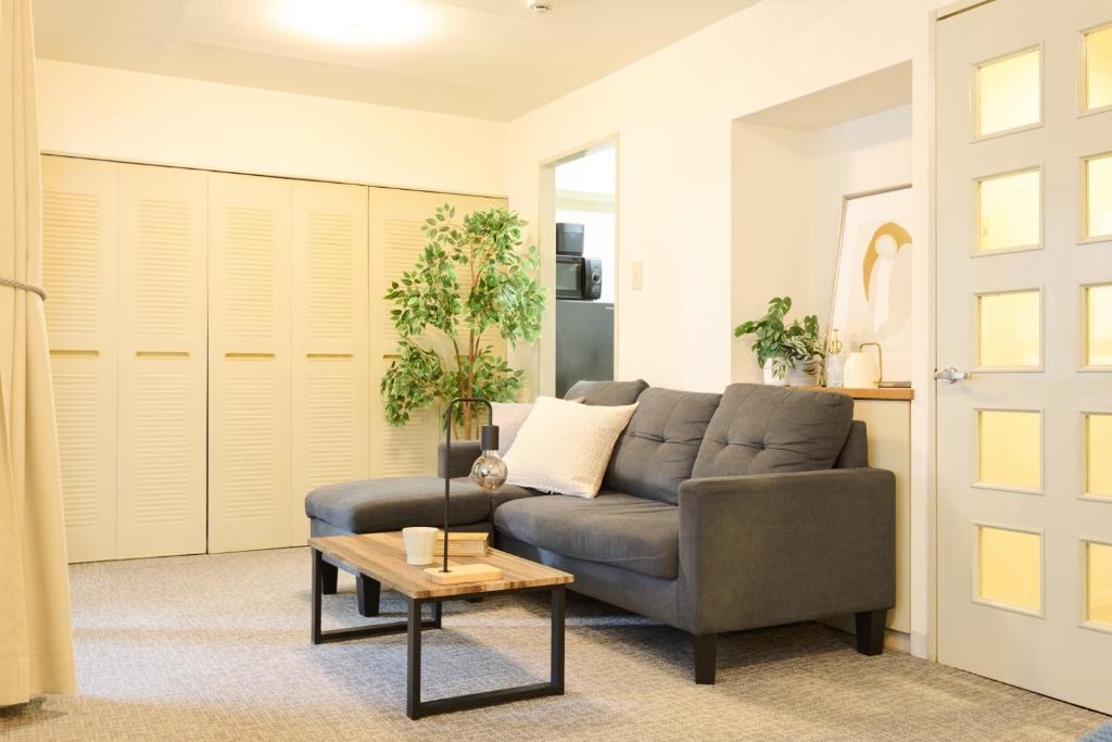 札幌市にあるResidence Hotel KABUTO - Vacation STAY 46143vのソファとテーブルのあるリビングルーム