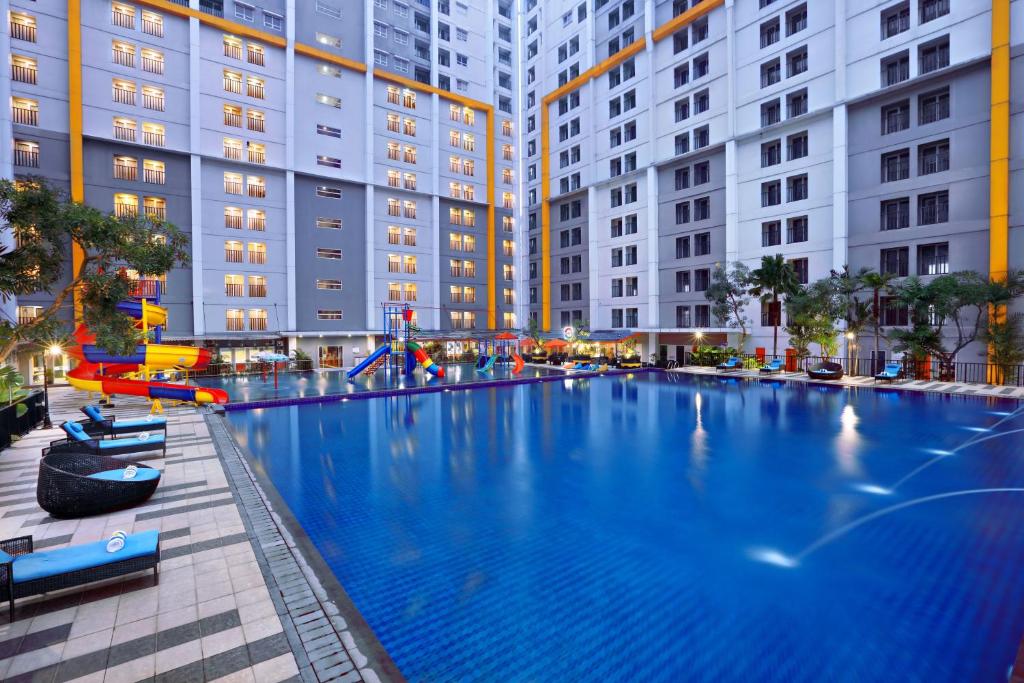 Bazén v ubytování Vega Hotel Gading Serpong nebo v jeho okolí