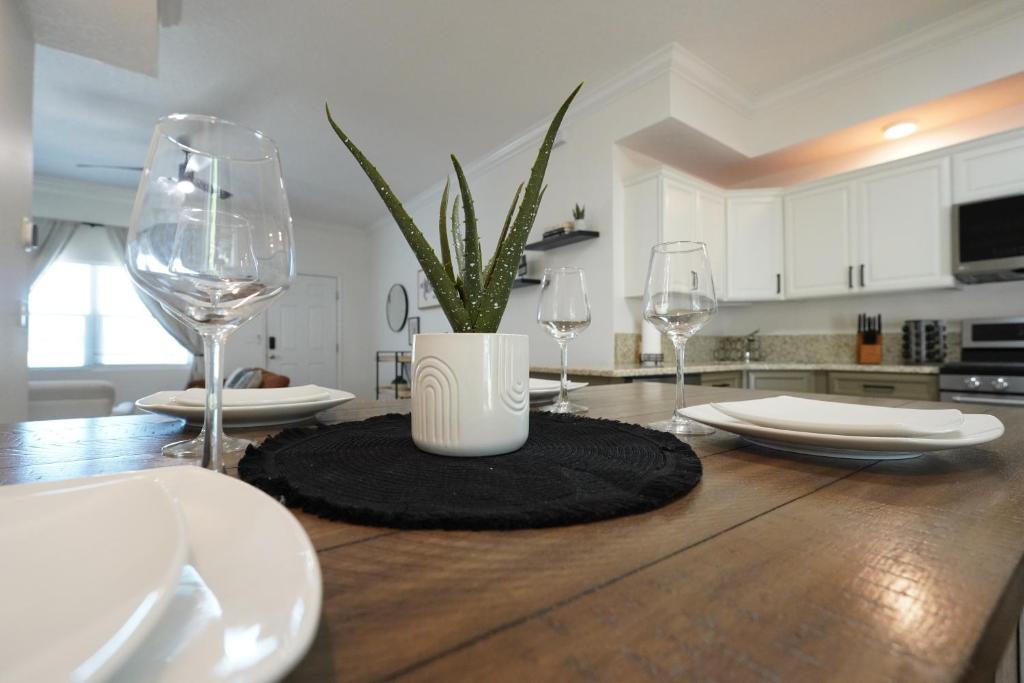 Kuchyň nebo kuchyňský kout v ubytování Luxury 2BD 2BTH Condo 5