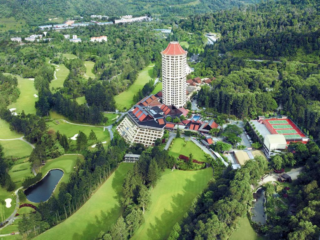 una vista aérea de un hotel y un campo de golf en Resorts World Awana, en Genting Highlands