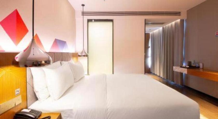 Cama o camas de una habitación en Borrman Hotel Zhanjiang Xuwen Port Terminal