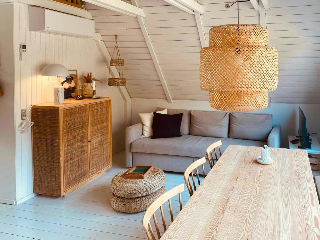 Et opholdsområde på Renovated Summer Home With Terrace