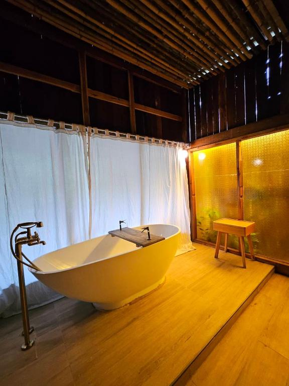 Postel nebo postele na pokoji v ubytování Kiri Vari Boutique Resort at Sapan