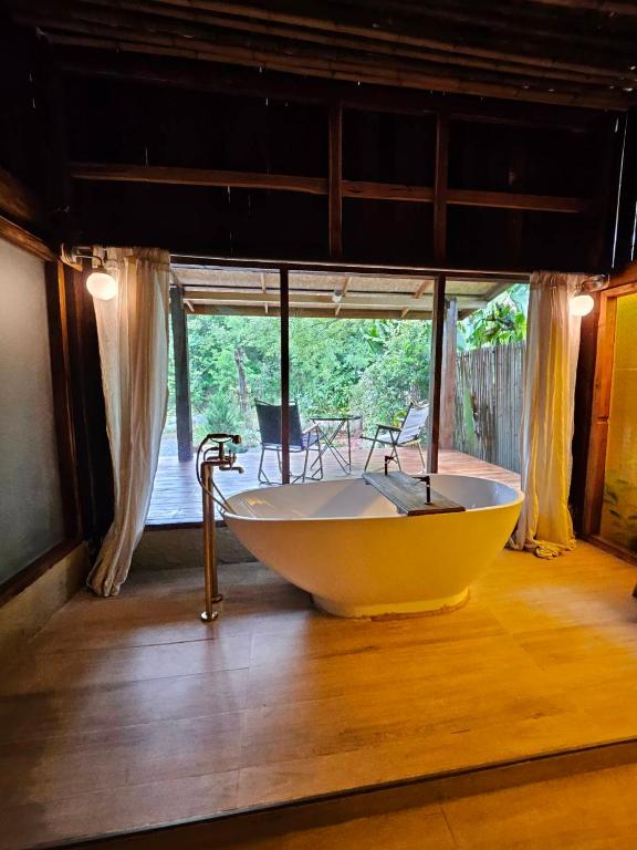 Postel nebo postele na pokoji v ubytování Kiri Vari Boutique Resort at Sapan