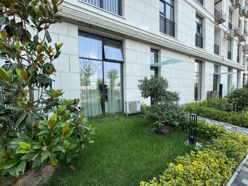 Κήπος έξω από το Modern Spaces Tashkent Tower 4