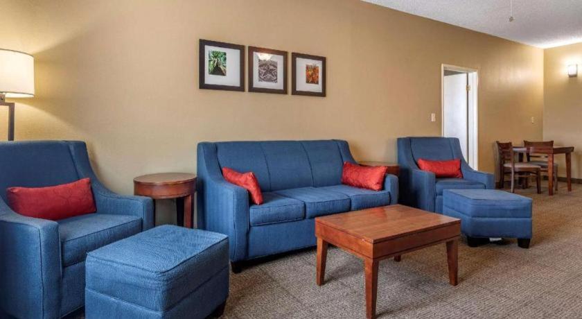 Comfort Inn DFW Airport Northにあるシーティングエリア