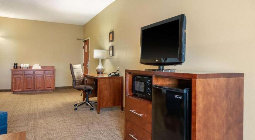 Comfort Inn DFW Airport Northにあるテレビまたはエンターテインメントセンター