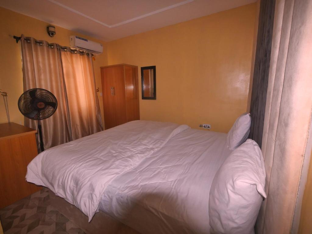 Postel nebo postele na pokoji v ubytování Kaydes Hotel And Lounge