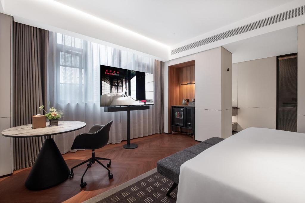TV a/nebo společenská místnost v ubytování IntercityHotel Shanghai South Xizang Road near Metro Station