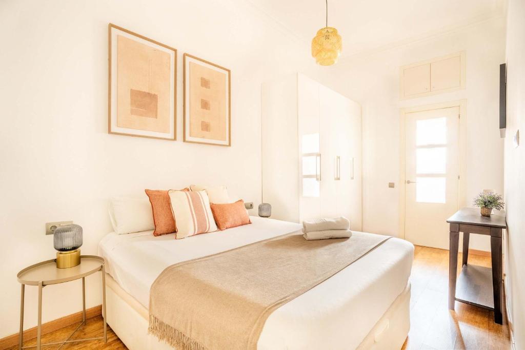 Posteľ alebo postele v izbe v ubytovaní Pl Universitat Bright and cozy 2BD - 2BTH