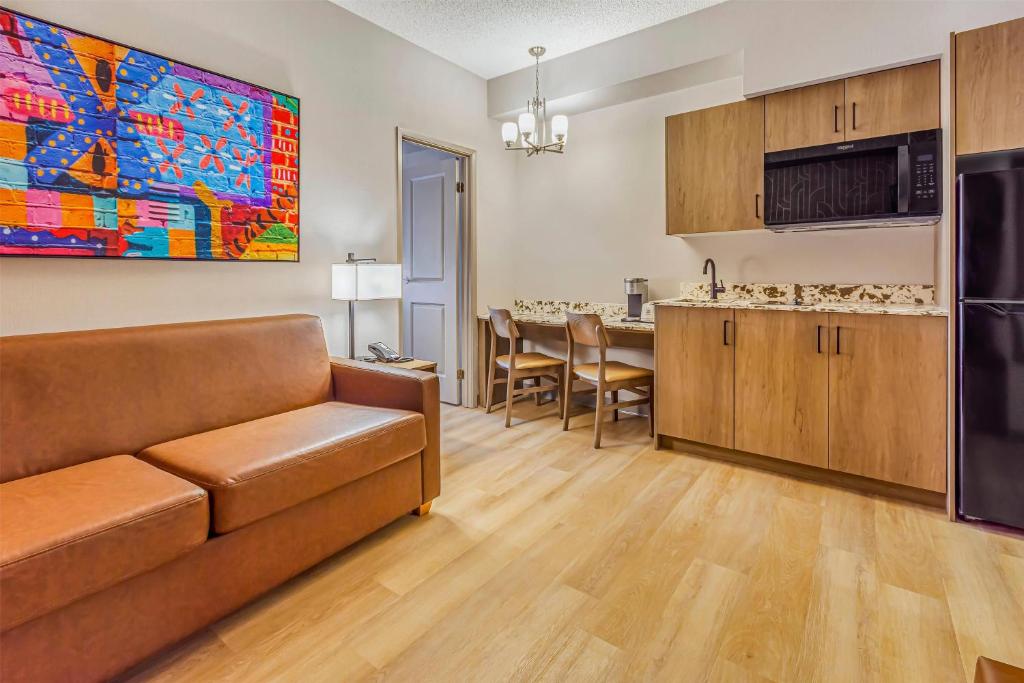 Kuchyň nebo kuchyňský kout v ubytování Days Inn & Suites by Wyndham West Edmonton